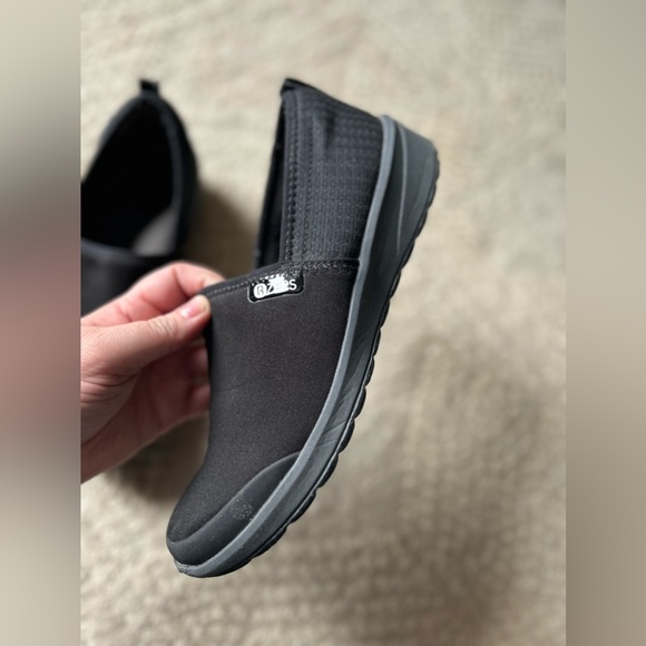 Zees women’s black 8.5 slip on sneakers - Picture 4 of 6